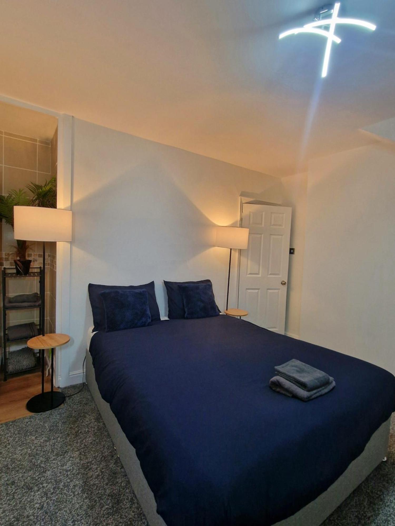 Stylish 4 Double Bedroom House In Bradford, Views Of Hillside And Parking Shipley  Exterior foto